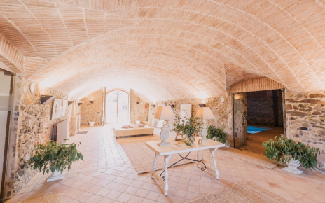 La recepción da acceso al spa a la derecha y el salón a la izquierda